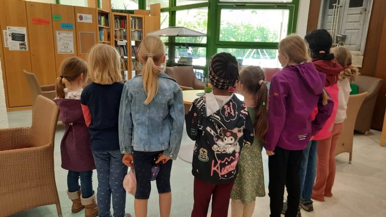 Grundschulchor bringt Freude ins Altenheim