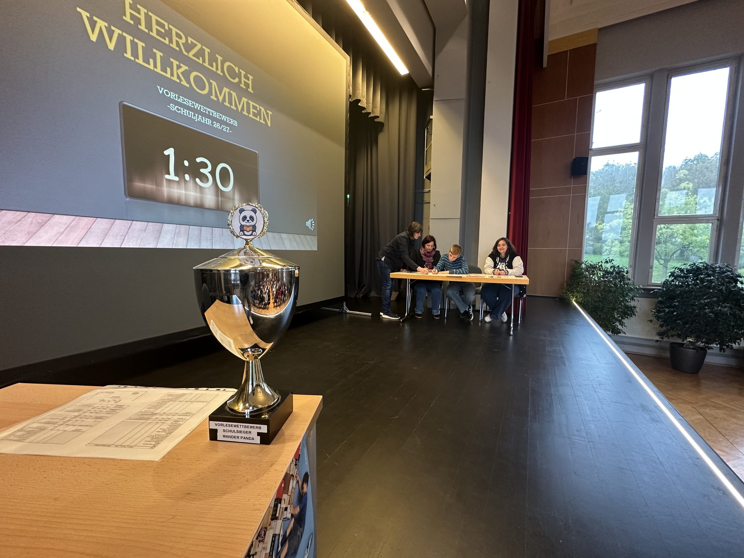 Pokal und Jury beim Vorlesewettbewerb