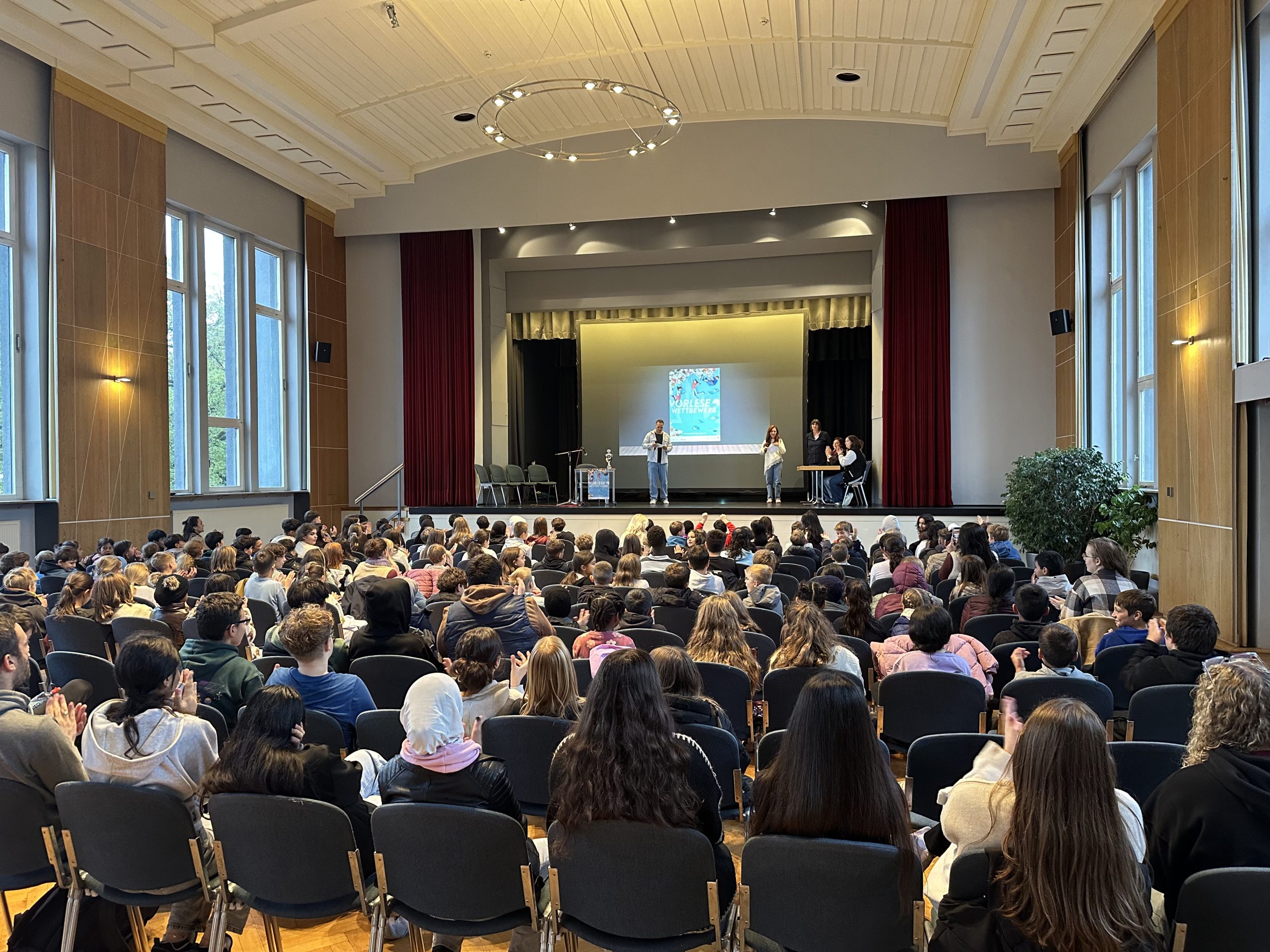 Publikum beim Vorlesewettbewerb im Uhlandbau