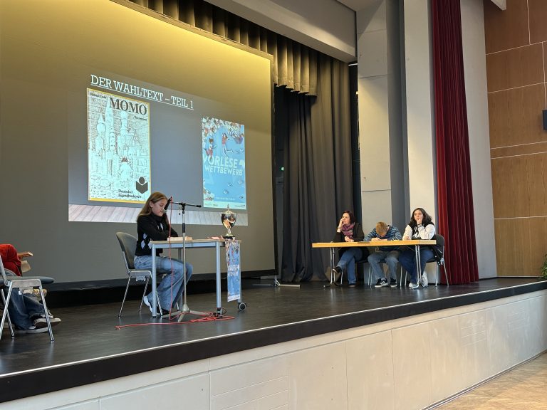 Vorlesen auf der Bühne im Uhlandbau