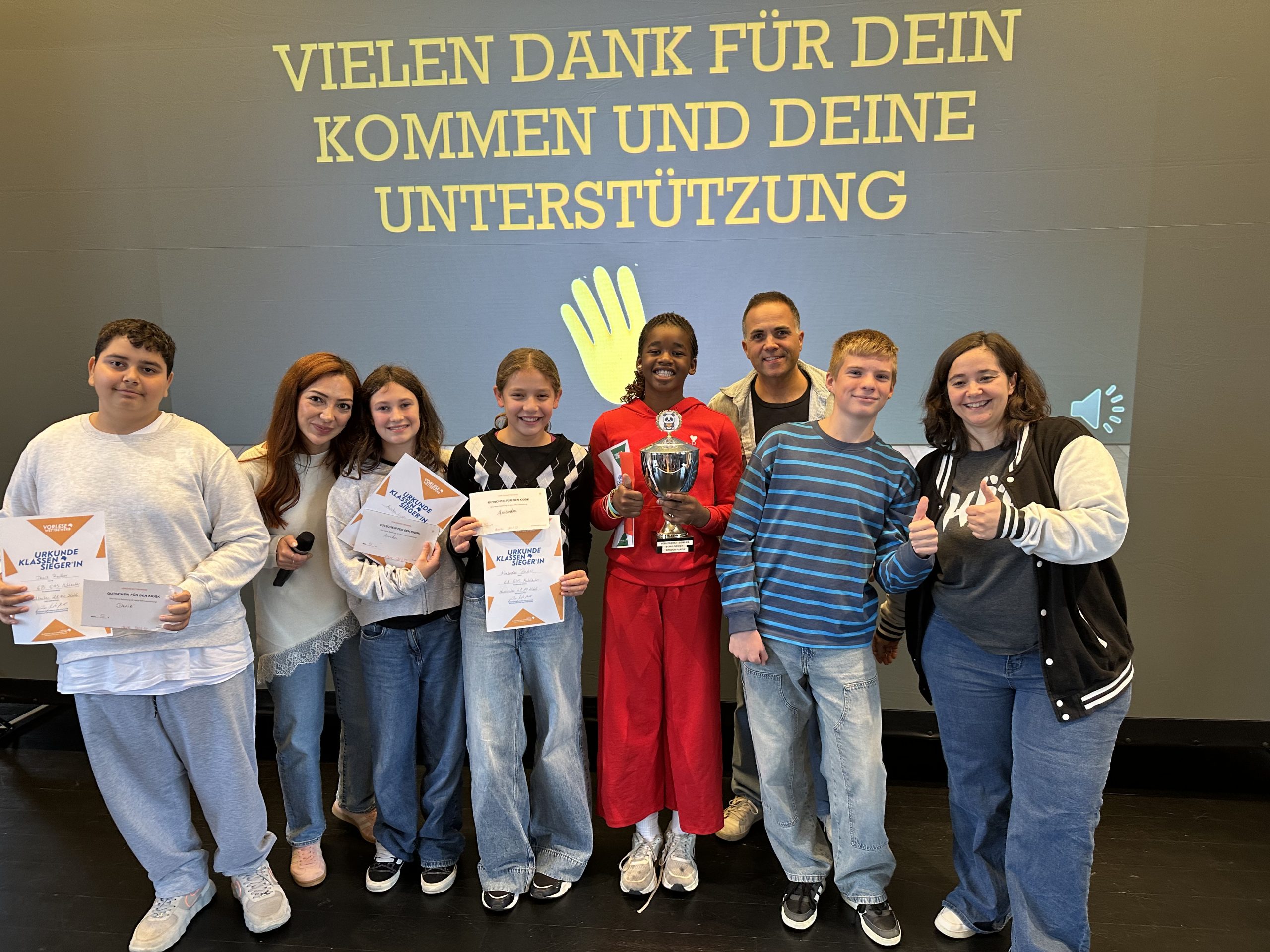 Teilnehmende und Begleitung bei der Siegerehrung