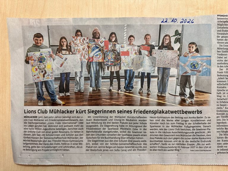 Zeitungsbericht vom 22. Oktober 2026 mit Gruppenfoto der ausgezeichneten Kinder und ihren Friedensplakaten